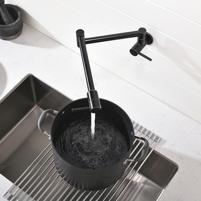 Torneira dobrável de montagem na parede de latão preto escovado ORB para panelas de cozinha com duas alças de bronze polido a óleo